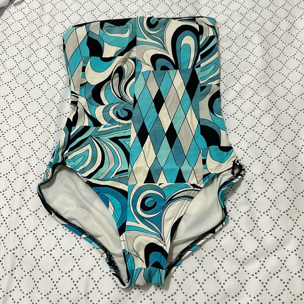 Woman swimsuit size 6
